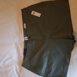 GAP City Short Khaki Green - Size 16